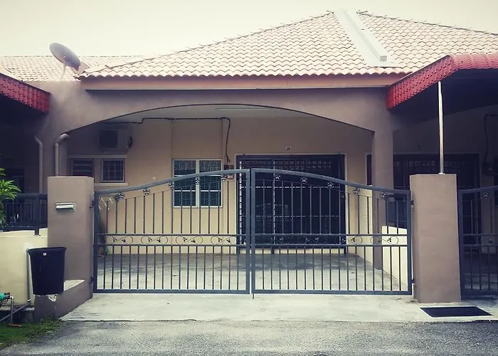Fahaz Lumut Homestay